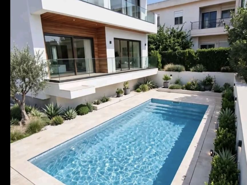 Κατοικία με πισίνα και διαμορφωμένο περιβάλλοντα χώρο