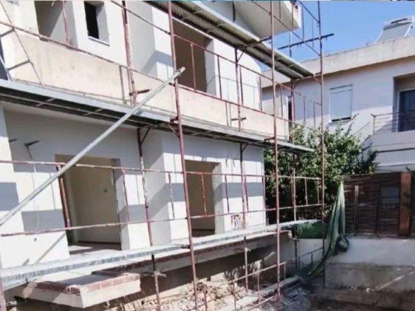 Η κατοικία κατά τη διάρκεια των εργασιών, με σκαλωσιές